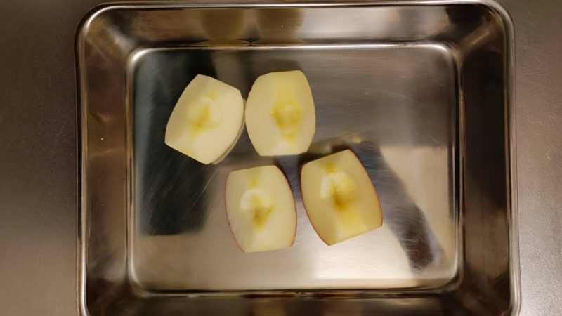 4/4カットしたりんご